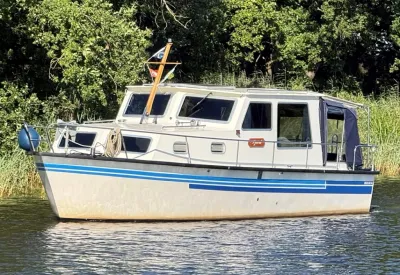 witte kajuitmotor op rustig water