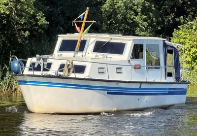 openkuip kruiser op het water