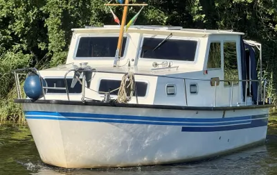 kleine kajuitmotorboot op het water