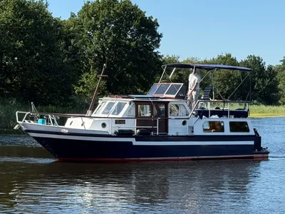 motorkruiser op het water bij groene oever