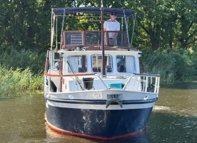 motorkruiser van voren op het water