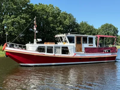 rood-wit motorjacht op stil water