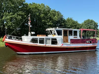 rood-witte kruiser op rustig water