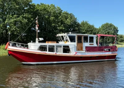rood-wit motorjacht op stil water