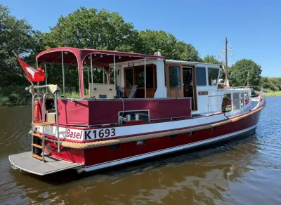 rood-wit motorjacht in rustig water