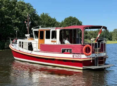 rode en witte kruiser op rustig water