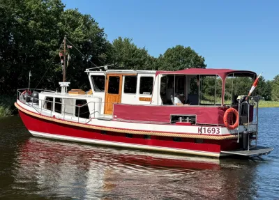 rode en witte kruiser op het water