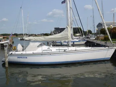 zeiljacht aangemeerd in jachthaven