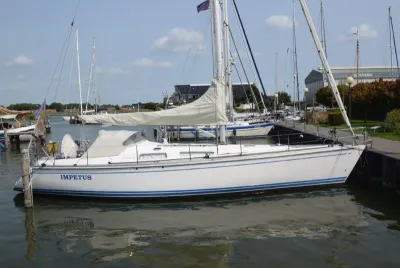 zeiljacht aangemeerd in jachthaven