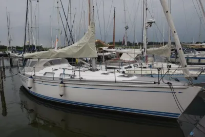 zeiljacht aangemeerd in jachthaven