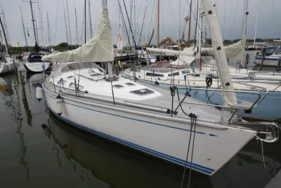 zeiljacht afgemeerd in jachthaven