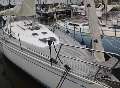 zeiljacht boeg en dek in jachthaven