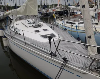 zeiljacht afgemeerd in volle jachthaven