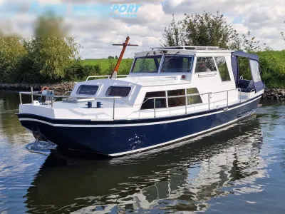 motorboot op rustig water bij oever