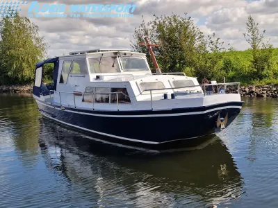 motorboot in het water bij de oever