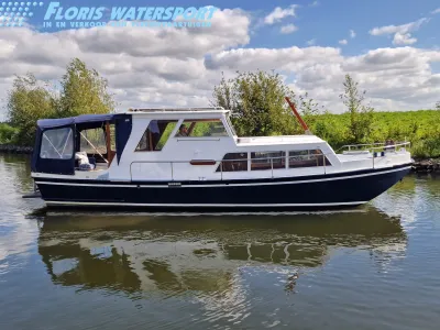 motorjacht met open kuip op een kanaal
