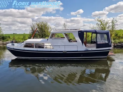 motorboot liggend in kanaal