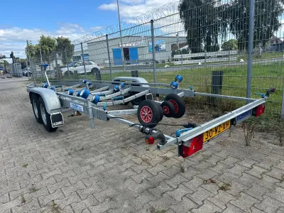 boottrailer zonder boot op parkeerplaats
