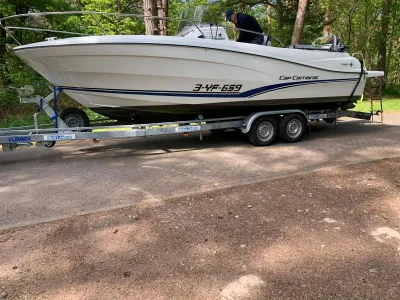 boot op trailer geparkeerd op weg