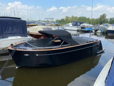 zwarte tender aangemeerd in jachthaven