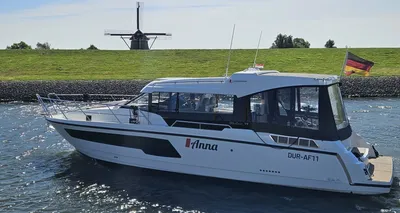 motorjacht in het water bij dijk en molen