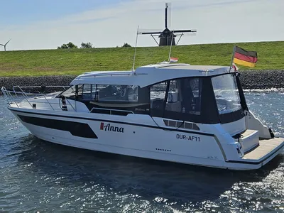 motorjacht bij dijk en molen