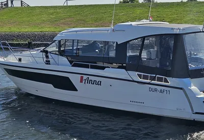 motorjacht aangemeerd langs dijk met molen