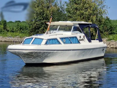 wit kajuitboot op rustig water