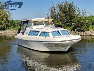 kajuitboot op rustig water