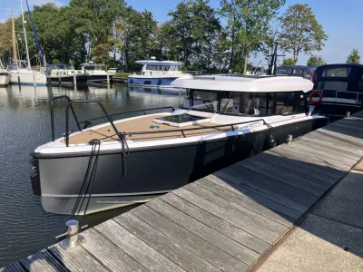 motorboot afgemeerd bij houten steiger