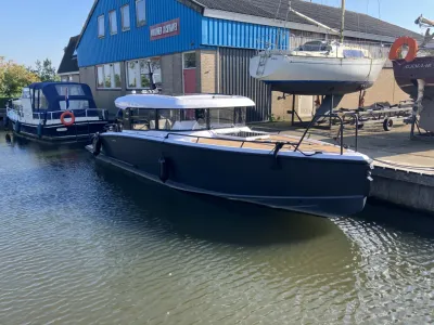 boot afgemeerd bij werf