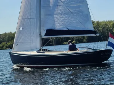 zeiljacht op het water met Nederlandse vlag