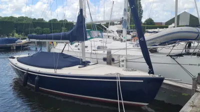 zeiljacht afgemeerd in jachthaven