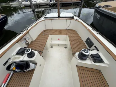 cockpit van zeiljacht met teak kuip