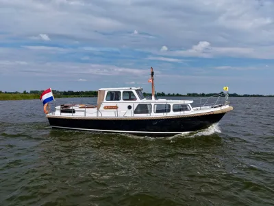 klassieke stalen motorboot op open water