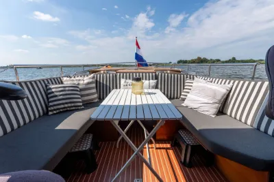 zitgedeelte en tafel op het voorschip