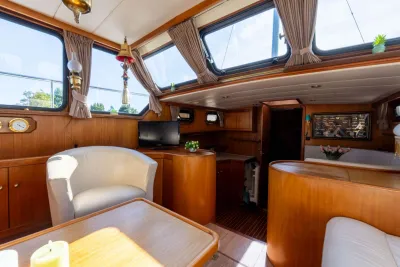 interieur motorjacht met houten salon