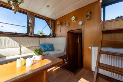 interieur met zithoek en houten afwerking