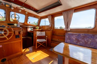 interieur motorjacht met houten afwerking