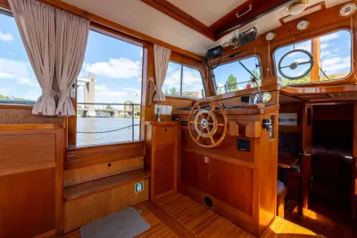 stuurstand interieur met houten bekleding