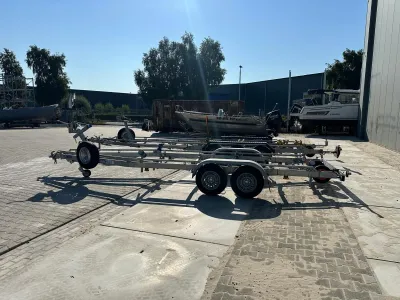 boottrailer en aanhangtrailers op buitenterrein