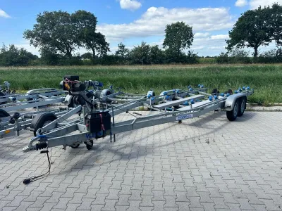 boottrailer op parkeerplaats met gras en bomen
