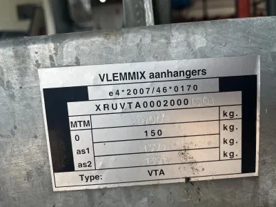 metalen plaat met technische gewichtsinformatie