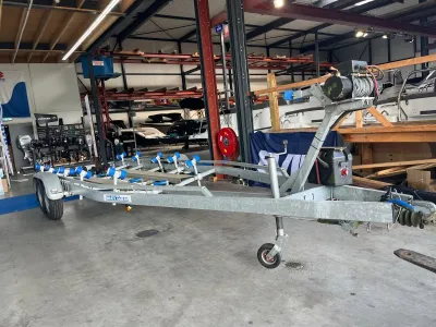boottrailer in loods