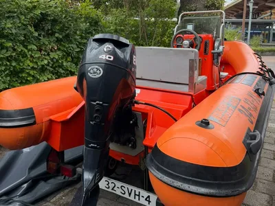 oranje rib met console en buitenboordmotor
