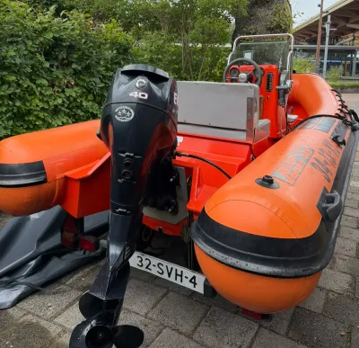 oranje rib met console en buitenboordmotor