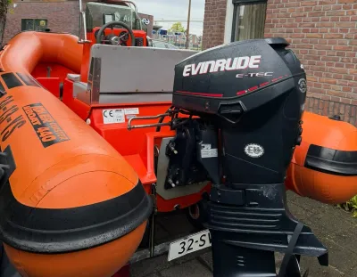 oranje RIB met buitenboordmotor