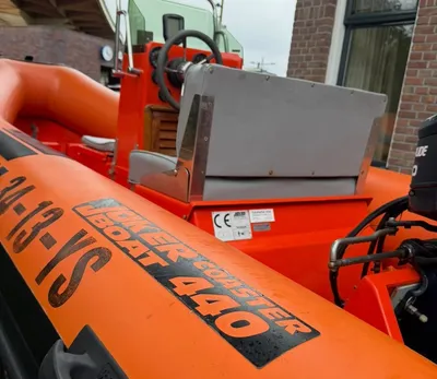 oranje RIB boot met console en motor