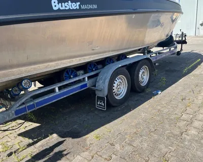 Gedeelte van boot en trailer