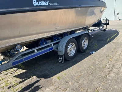 boot op trailer met dubbele as